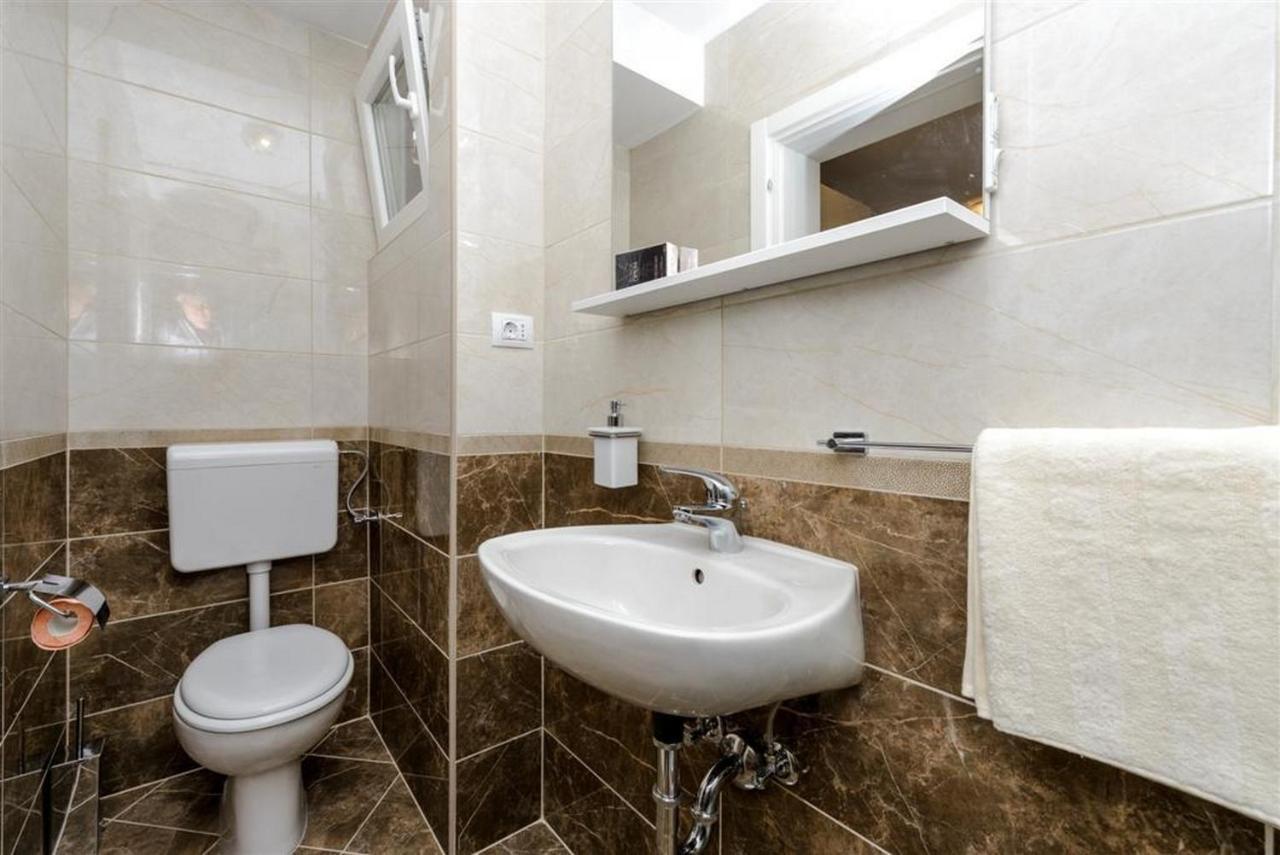 Guest House Rooms Rose مولونات المظهر الخارجي الصورة