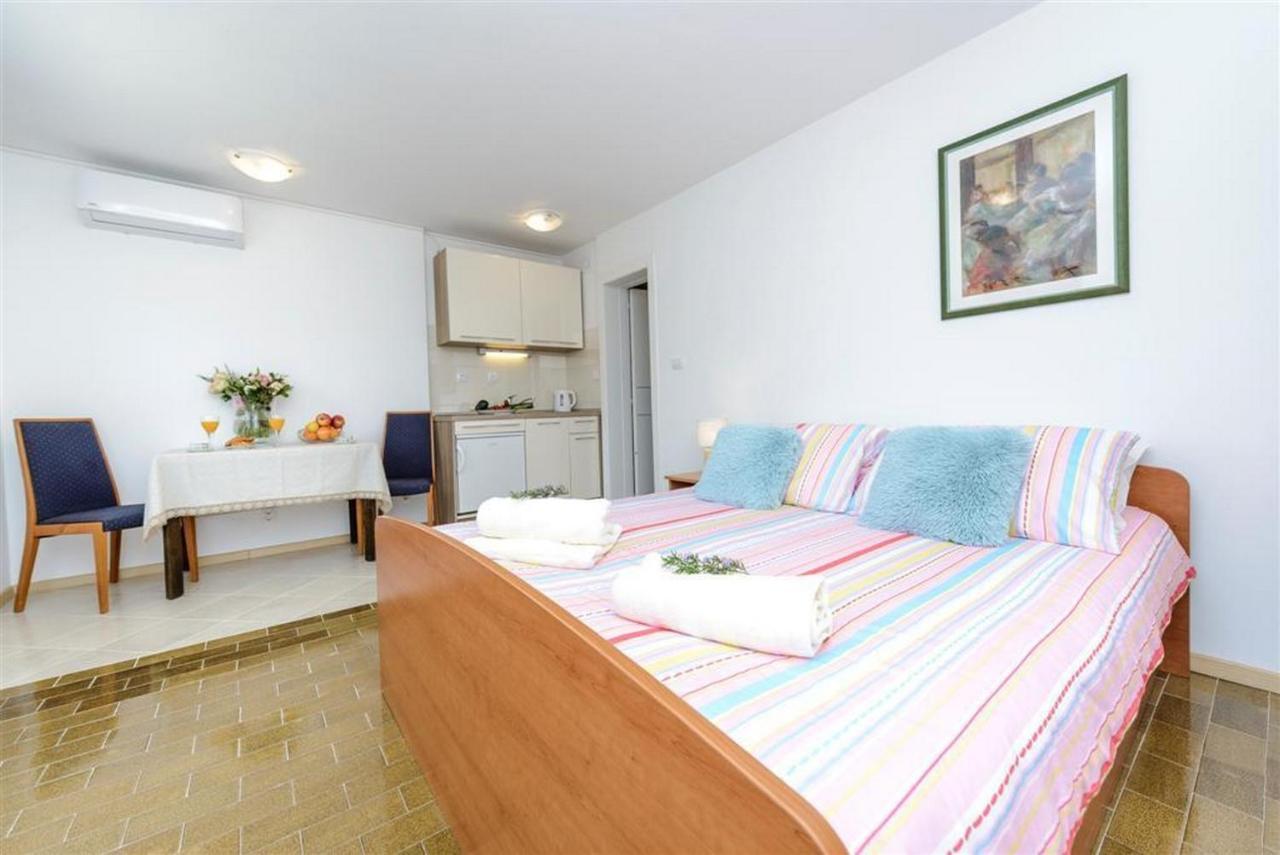 Guest House Rooms Rose مولونات المظهر الخارجي الصورة