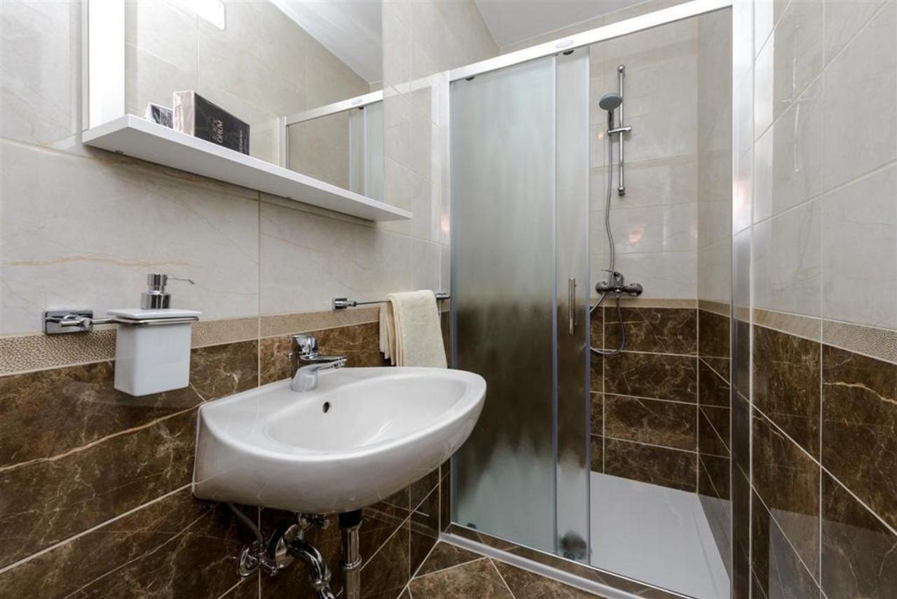 Guest House Rooms Rose مولونات المظهر الخارجي الصورة