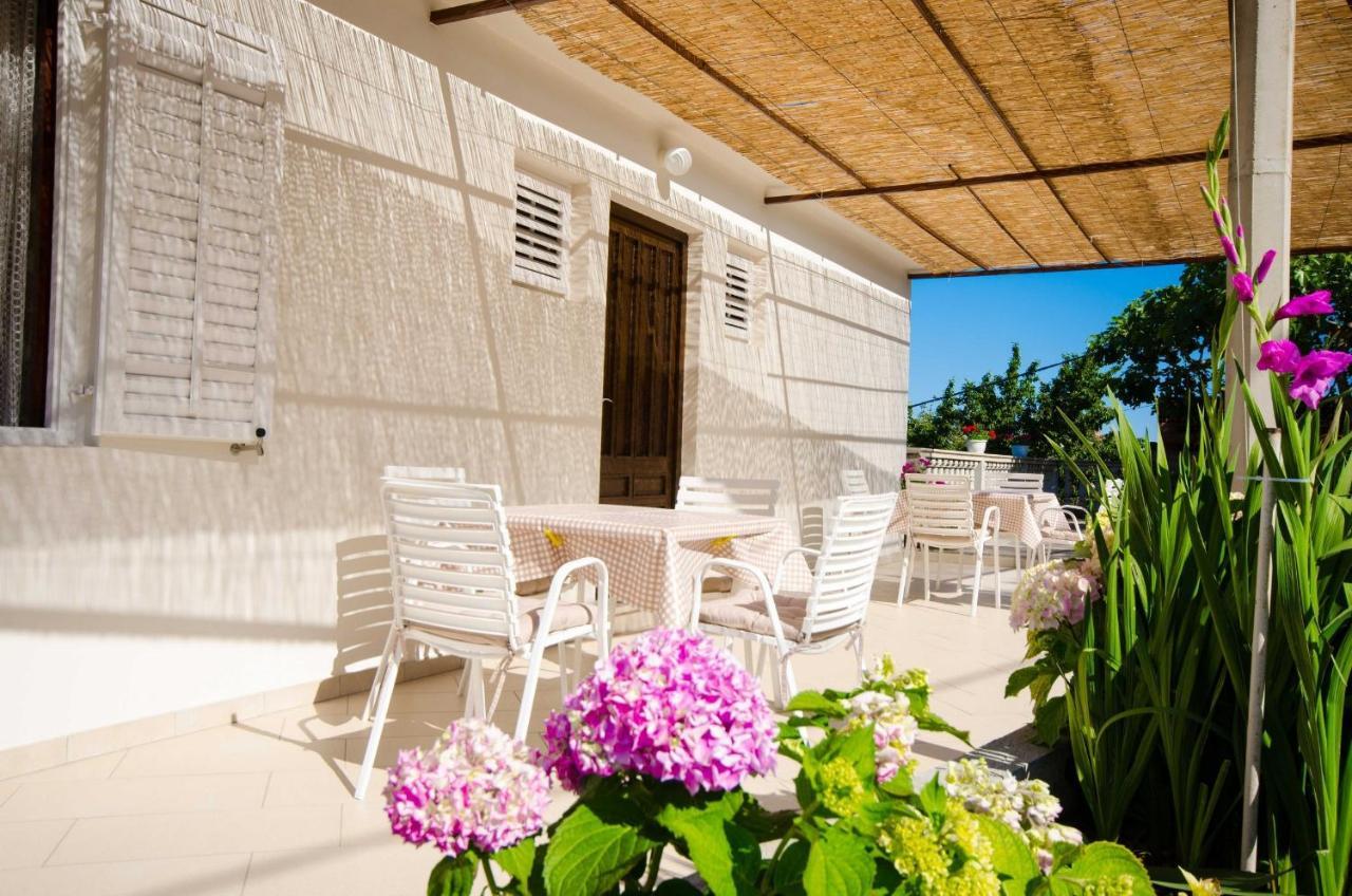 Guest House Rooms Rose مولونات المظهر الخارجي الصورة